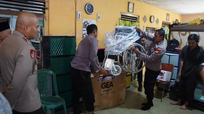 Polres Bekasi Foto penyerahan kursi roda oleh Kapolres