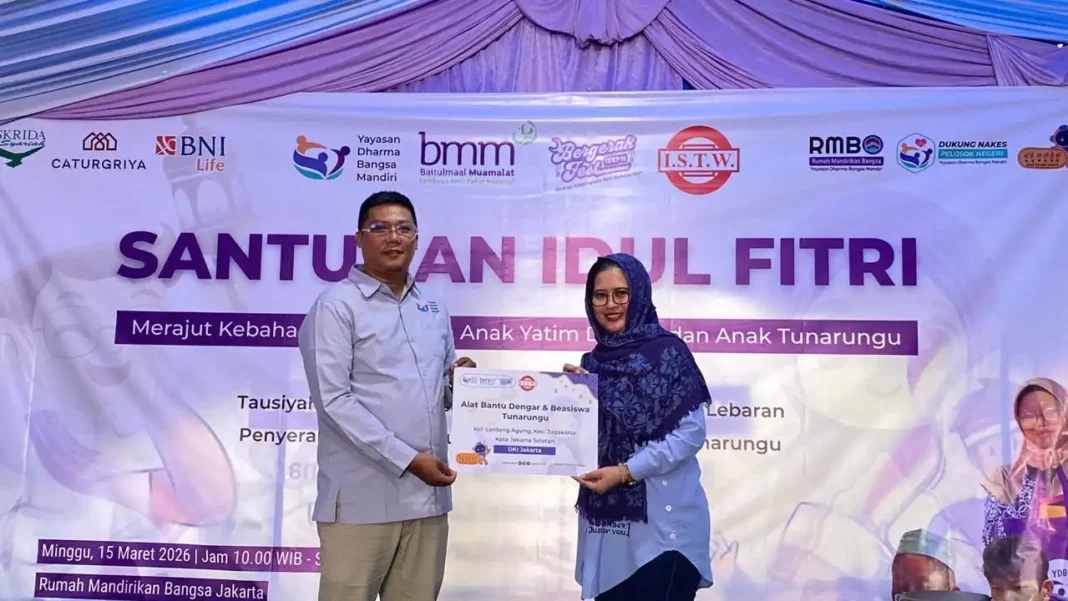 Bapak Asep dan Ibu Nita dari PT ISTW bersama YDBM memberikan santunan yatim dan disabilitas berupa alat bantu dengar kepada anak tunarungu.