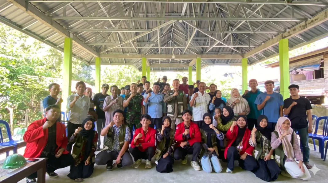 Tim PPK Ormawa UKM KPI Unhas berfoto bersama dengan perangkat desa, Babinsa, dan perwakilan petani Desa Kajaolaliddong, Bone, usai sosialisasi program pertanian cerdas 